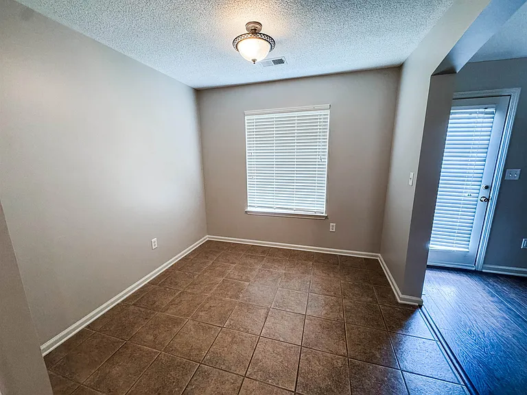 1532 Pemberton Ln — Photo 4