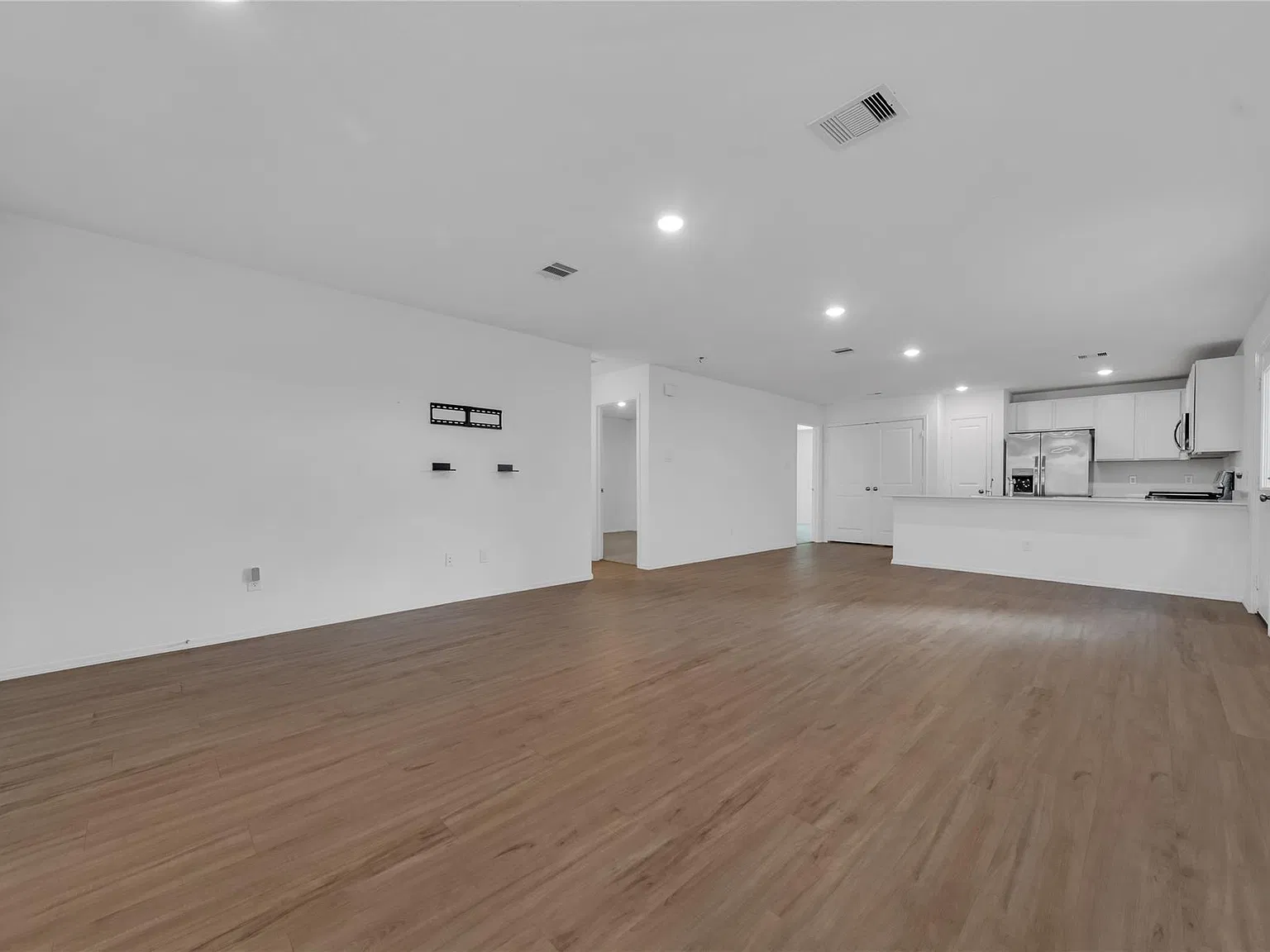 3 bed, 2.0 bath, 1320 sqft, $2,300 — Photo 4