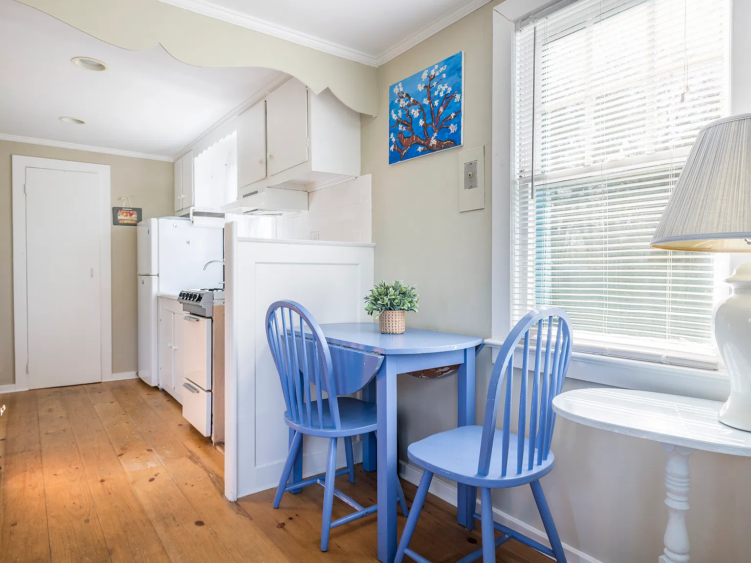 Charming Cottage Moments from Maidstone Bay Beach — Photo 3