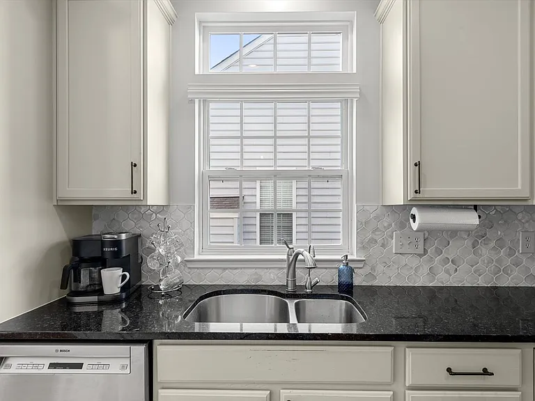 301 Adelaide Dr — Photo 18