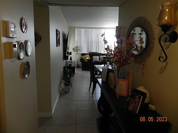 5th image of 2771 Taft Street #402