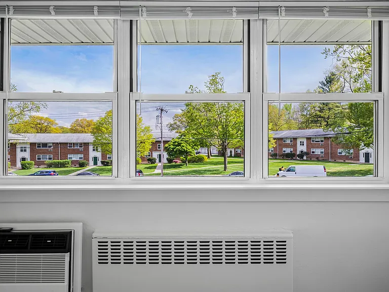 Crestwood Lake Apartments — Photo 31