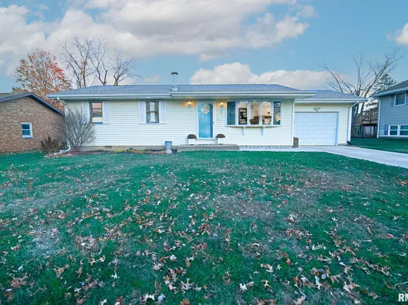 38 Rainbow Dr, Pekin, IL 61554
