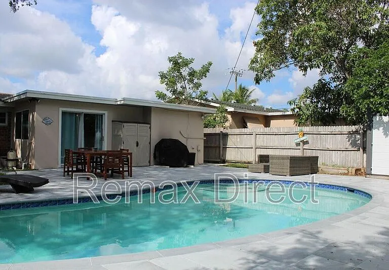 323 W Palm St — Photo 4