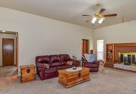 5th image of 2605 E Hills Dr