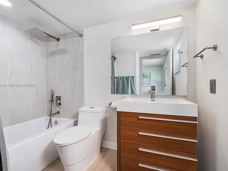 1900 Meridian Ave #204 — Photo 25