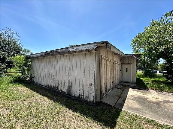 2nd image of 518 College Pl