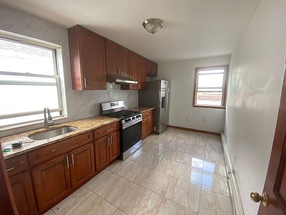 3rd image of 169-05 Union Tpke Floor 2