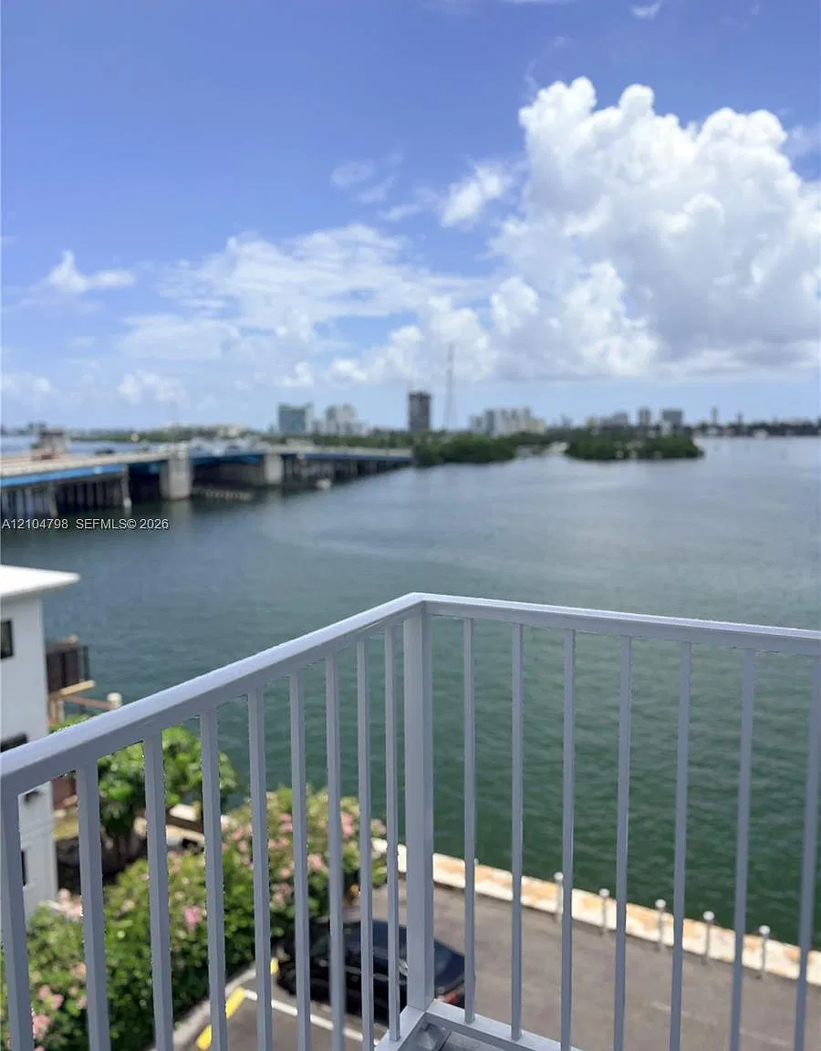 Miami Bayview Condo — Photo 1