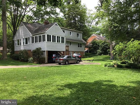 3rd image of 820 Empress Ct