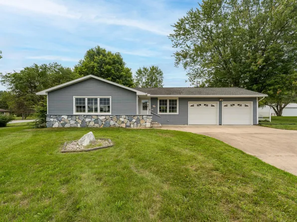 102 Sherwood Dr, Hastings, MI 49058
