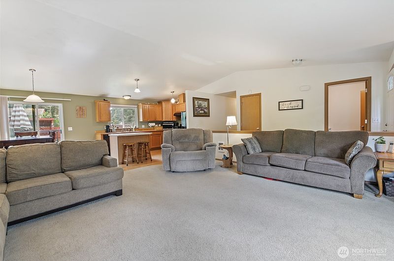 5th image of 17003 Wisteria Court SE