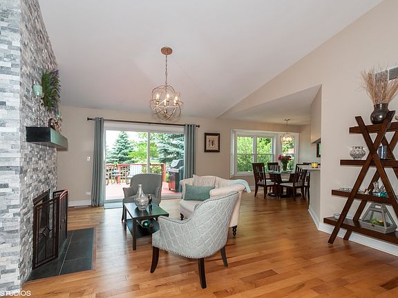 3rd image of 857 Royal Glen Ln