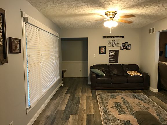 4th image of 680 N Broadway St