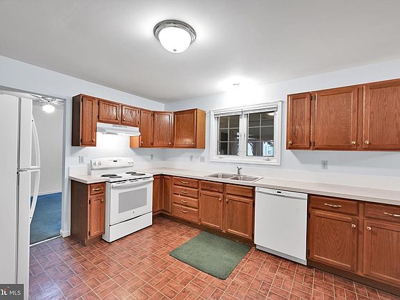 4th image of 39 Manor Oaks Dr