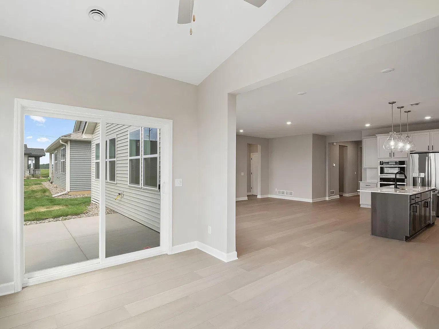 3 bed, 1874 sqft, $2,999 — Photo 3