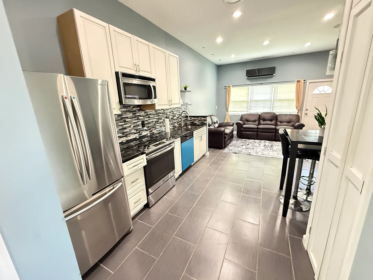 1 bed, 950 sqft, $2,450 — Photo 2