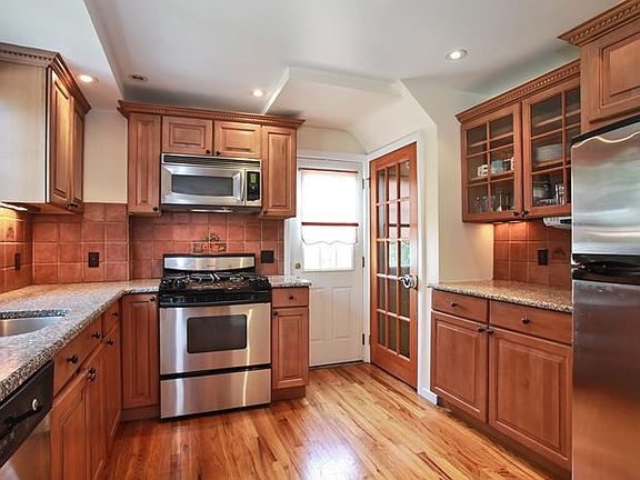 5th image of 131 Willow St