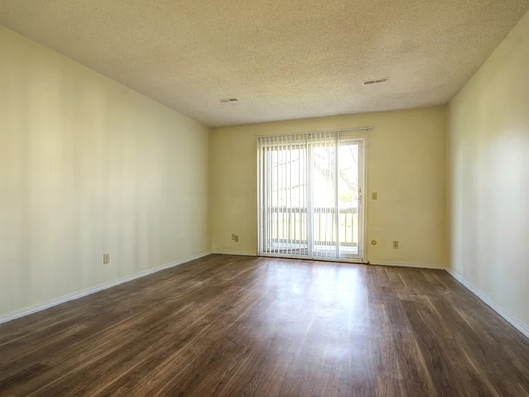 1902 Karen Ct — Photo 3