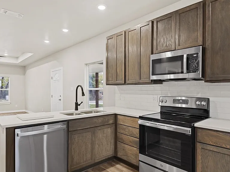 3105 W Jackson St — Photo 2