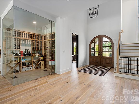 5th image of 10201 Laurier Ln