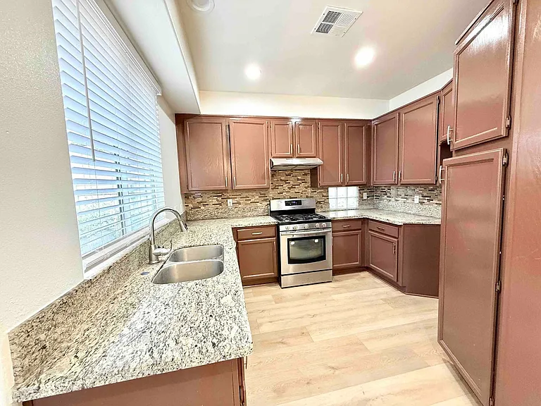 26009 Frampton Ave — Photo 6