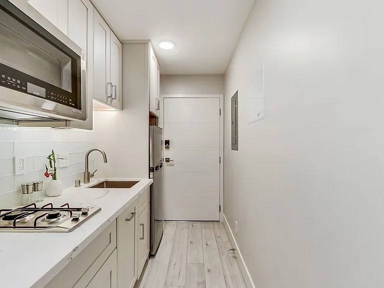 Modern 3BR/2BA | Renovated Unit with Patio — Photo 6