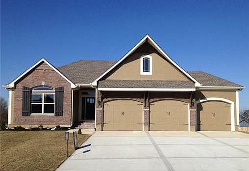 1st image of 404 NE Blackwood Dr
