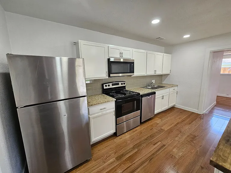 2402 Housley Dr — Photo 2