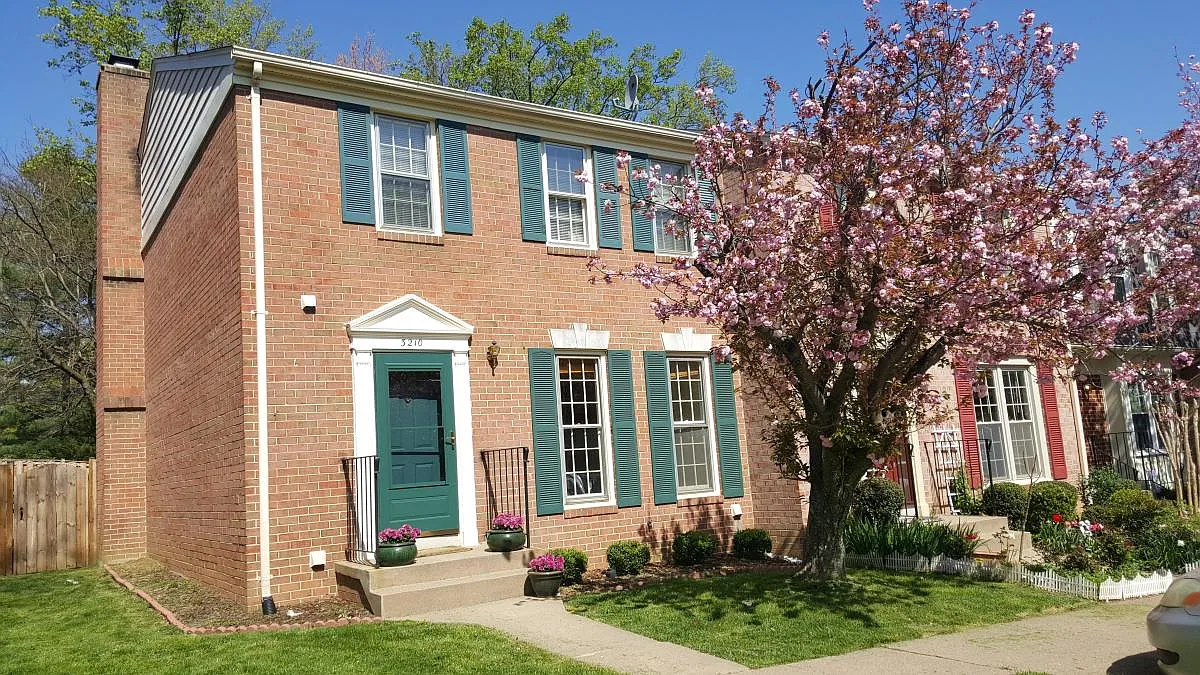 3 bed, 3.5 bath, 2375 sqft, $3,200 — Photo 1
