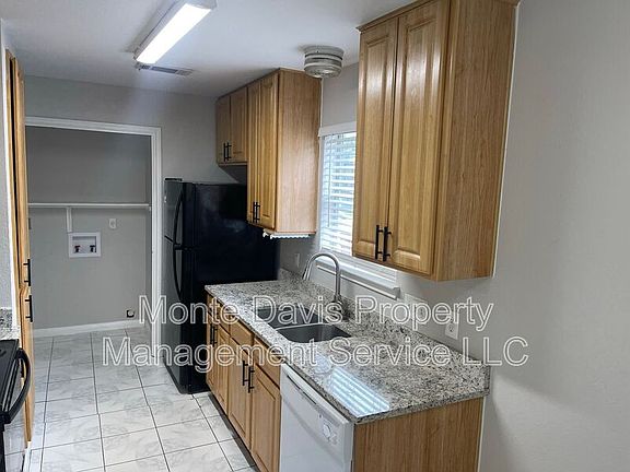 5th image of 1101 Country Aire Dr #A