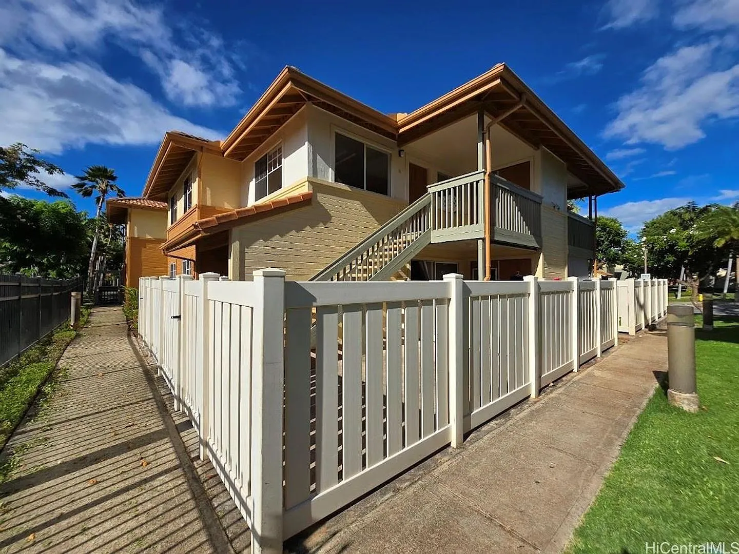 Aeloa Terrace Upstairs 3 bedroom, 2 bath unit with 2 dedicated parking stalls. — Photo 1