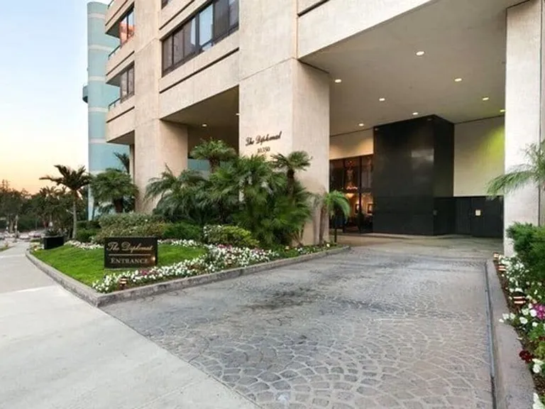 10350 Wilshire Blvd #404 — Photo 1