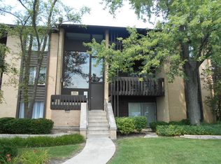6160 Knoll Wood Rd APT 206, Willowbrook, IL 60527