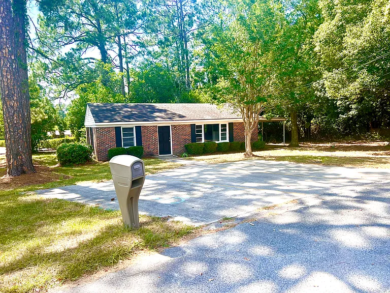 1807 Hollybrook Cir — Photo 2