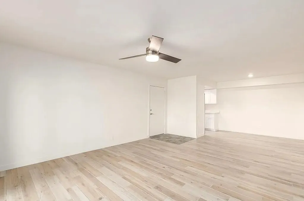 Completely remodeled 2 bedroom 2 bath luxury Condo no steps — Photo 1