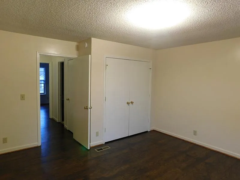 2 bed, 1.5 bath, 1000 sqft, $900 — Photo 2