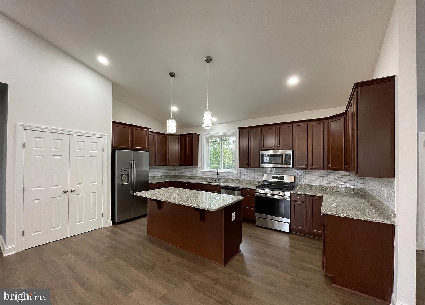 3 bed, 2.5 bath, 2150 sqft, $3,200 — Photo 3