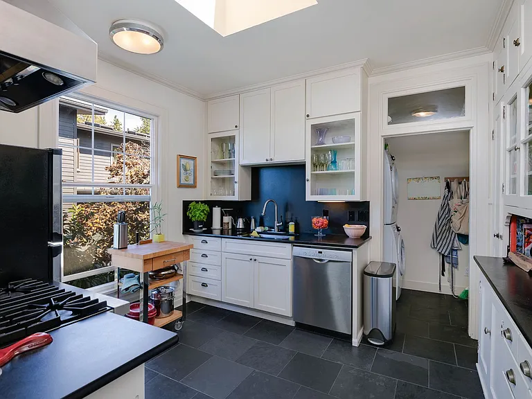 Llennodo Apartments LLC — Photo 8