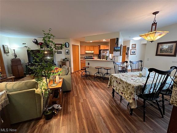 4th image of 250 S Linden Ct #1