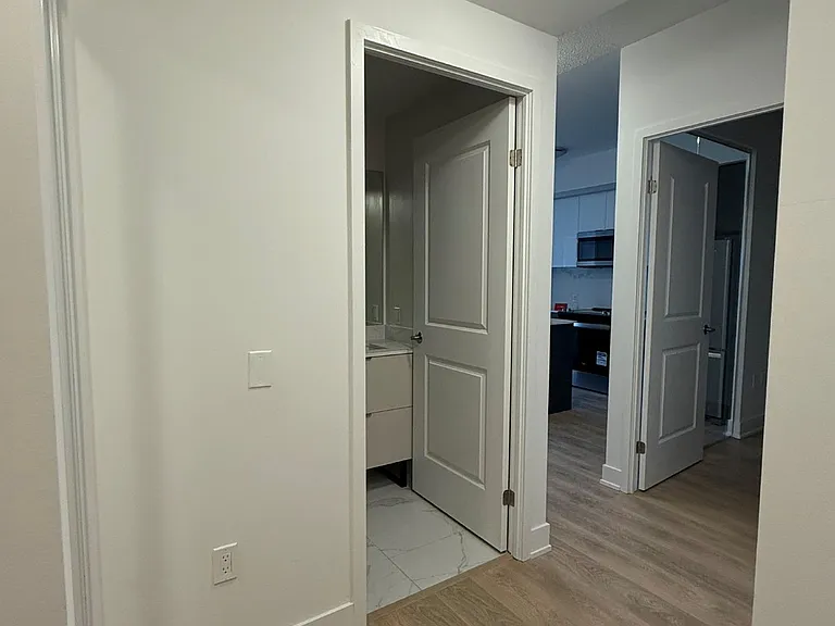 202 Burnhamthorpe Rd E #1410 — Photo 2