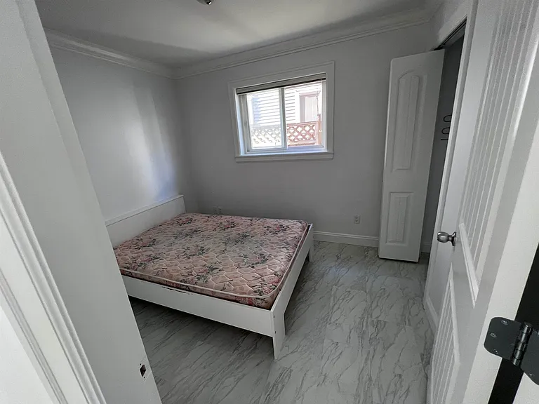 4446 Pender St #MAIN FLOOR — Photo 2