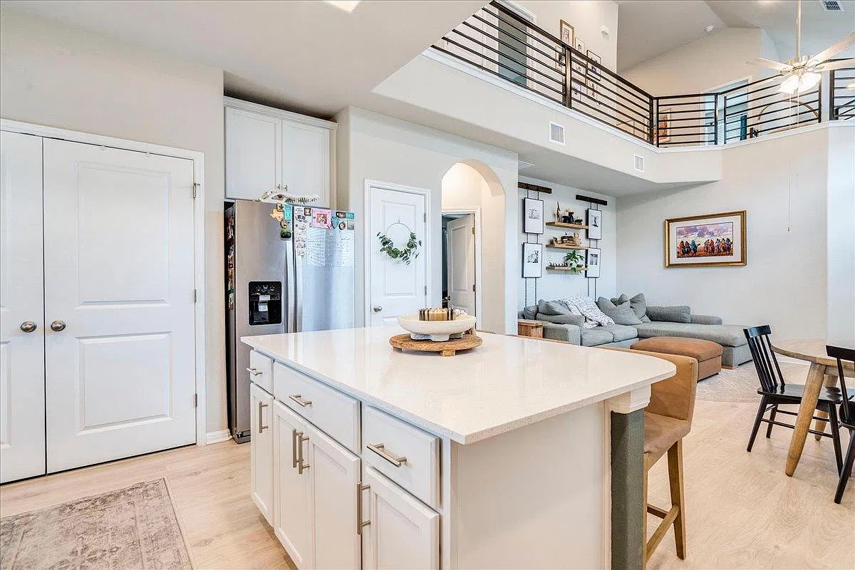 4 bed, 2.5 bath, 1972 sqft, $2,500 — Photo 4