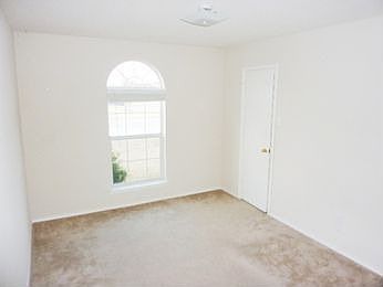 2nd image of 640 Dover Heights Trl