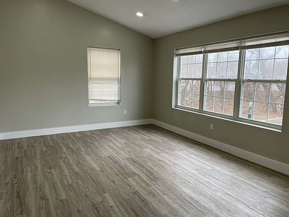 4th image of 250 West Ave