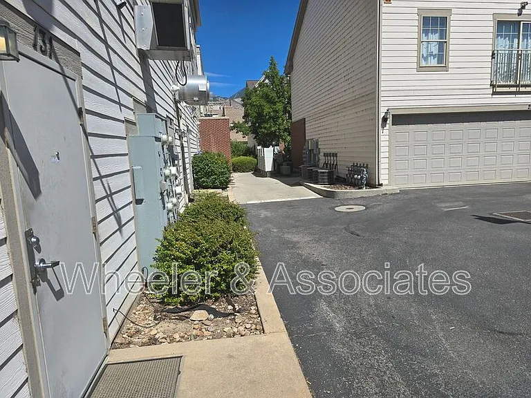 129 25th St — Photo 30
