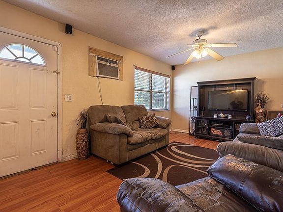 4th image of 1724 Oasis Ave