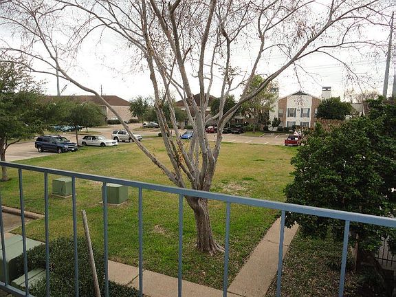 5th image of 3900 Woodchase Dr APT 46