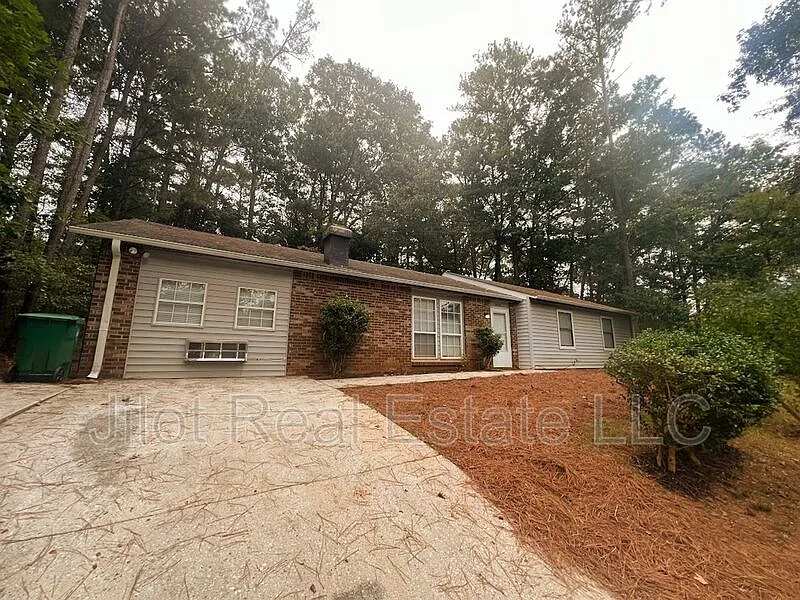 4 bed, 2.0 bath, 1400 sqft, $1,720 — Photo 2