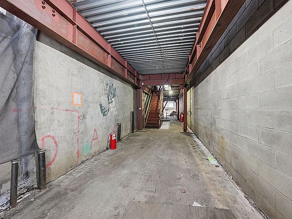 4th image of 210 E 52nd St